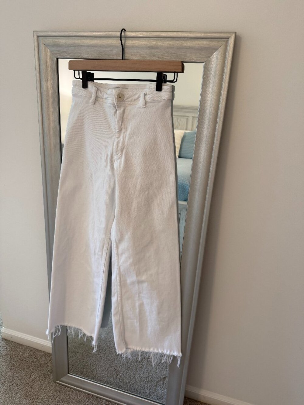 Zara Women's White Zip Up Frayed Hem Jeans Size 4